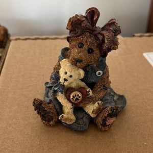 Boyds Bears resin momma mcbear and Caledonia